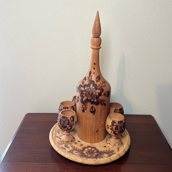 VTG Tiki Wooden Pyrography Folk Art Decanter with 6 Stem Cups and Serving Tray - Picture 4 of 12